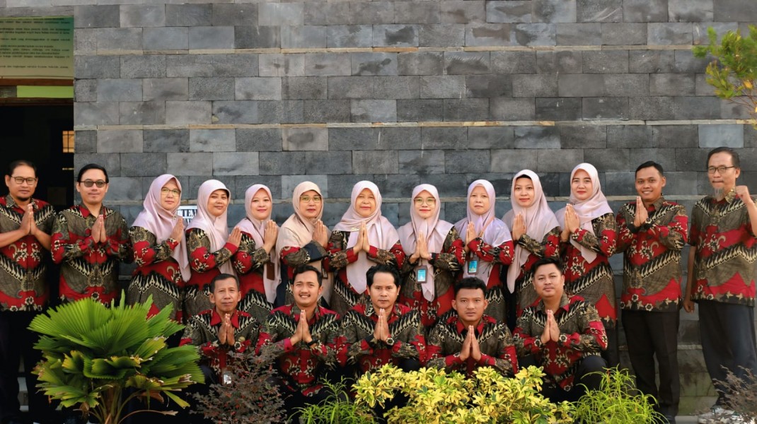 Guru dan Karyawan SD Negeri Panggang